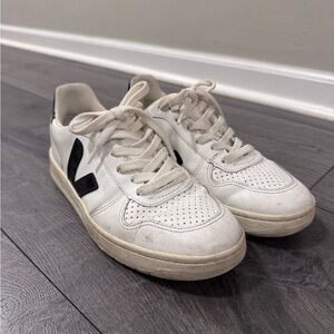 Veja Women’s 7 White Sneakers